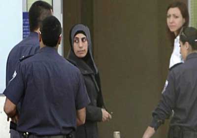 الأسيرة الفلسطينية هناء يحيى الشلبي فور وصولها معبر بيت حانون (إيرز)إلى قطاع غزة